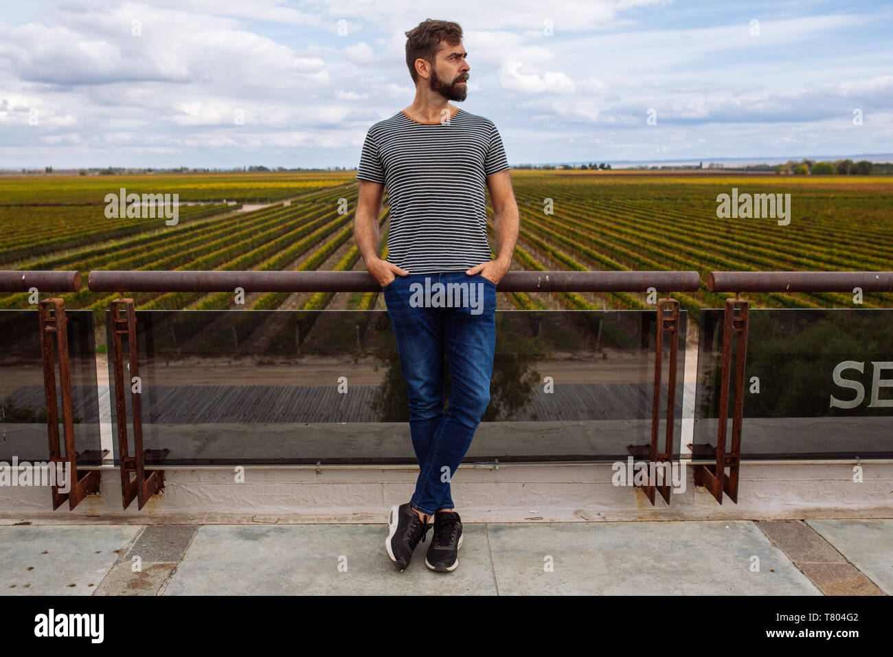 L'homme dans sa fin des années 30 début mi quarantaine posant dans la terrasse du restaurant Maria dans Bodega Septima, Agrelo, Lujan de Cuyo, Mendoza, Argentine Banque D'Images