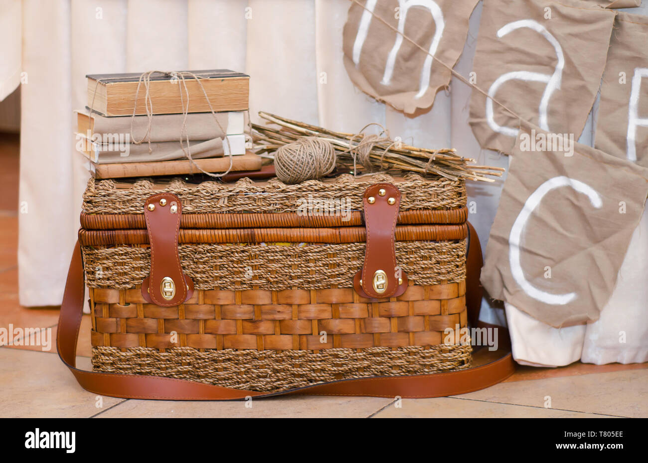 Composition intéressante avec le panier de pique-nique, pile de livres, une  pelote de laine dans un style rustique Photo Stock - Alamy