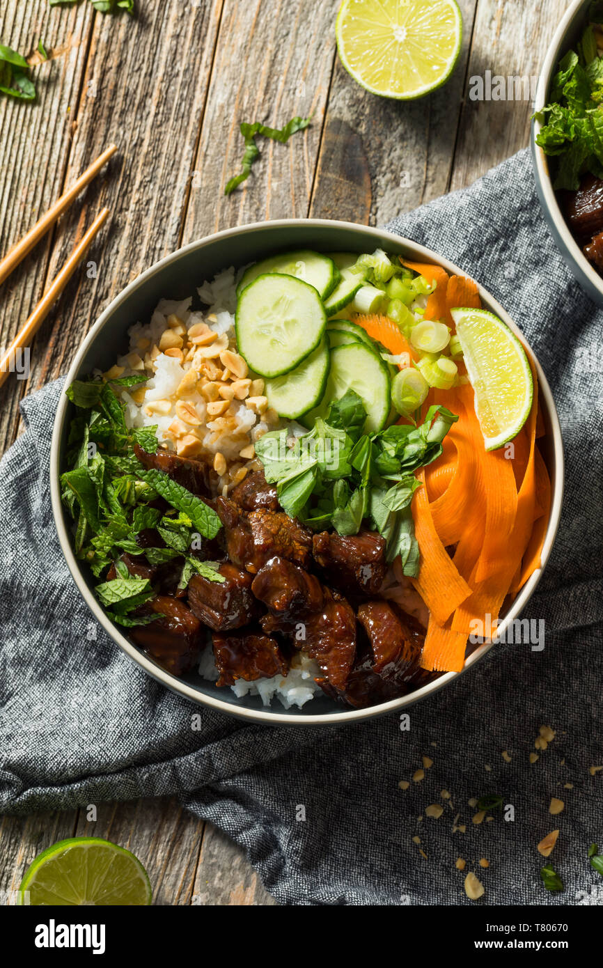 Boeuf à la thaïlandaise fait maison et bol de riz avec légumes Fines Herbes Banque D'Images