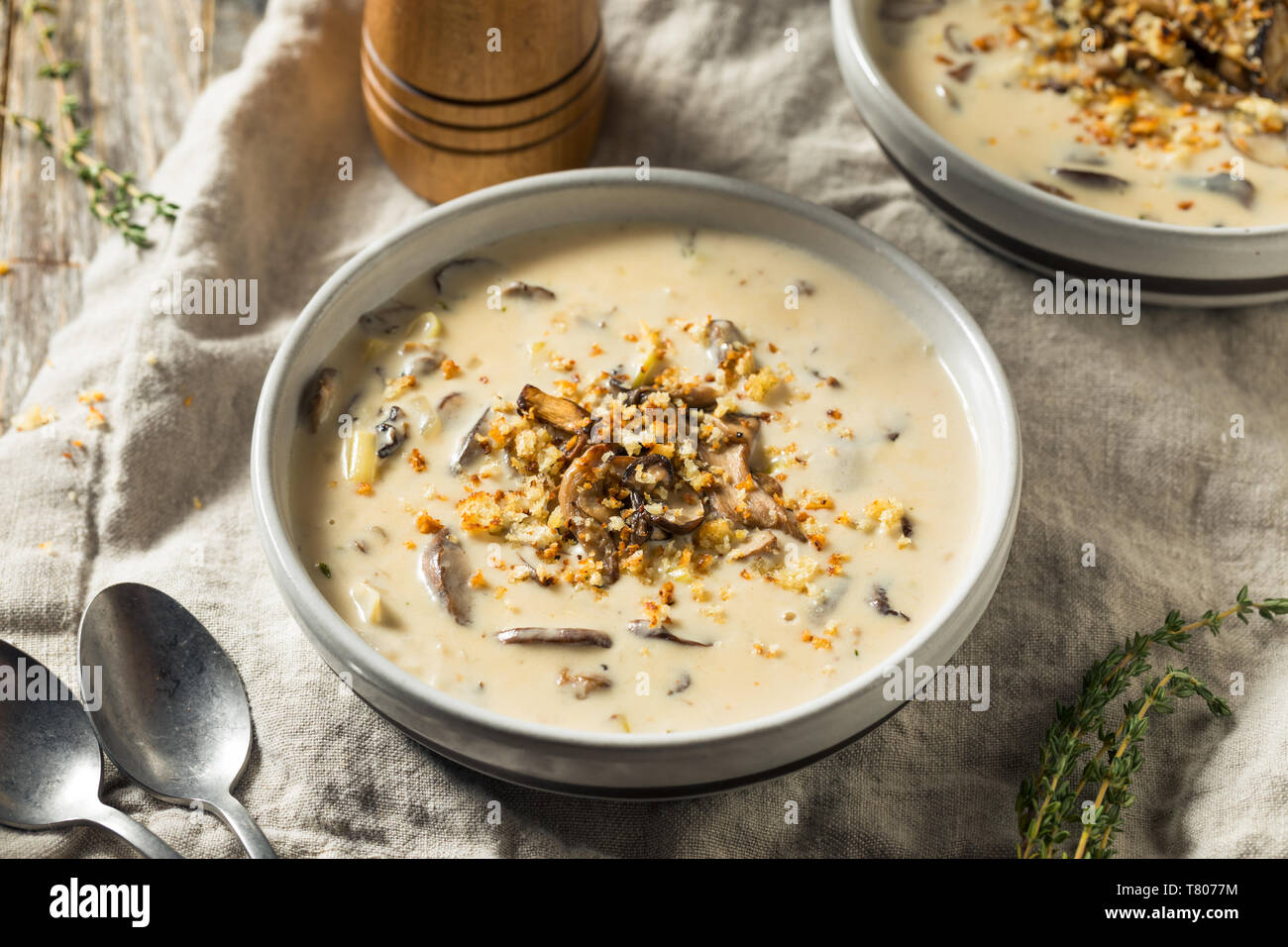 Crème de Champignons fait maison avec des miettes de pain Banque D'Images