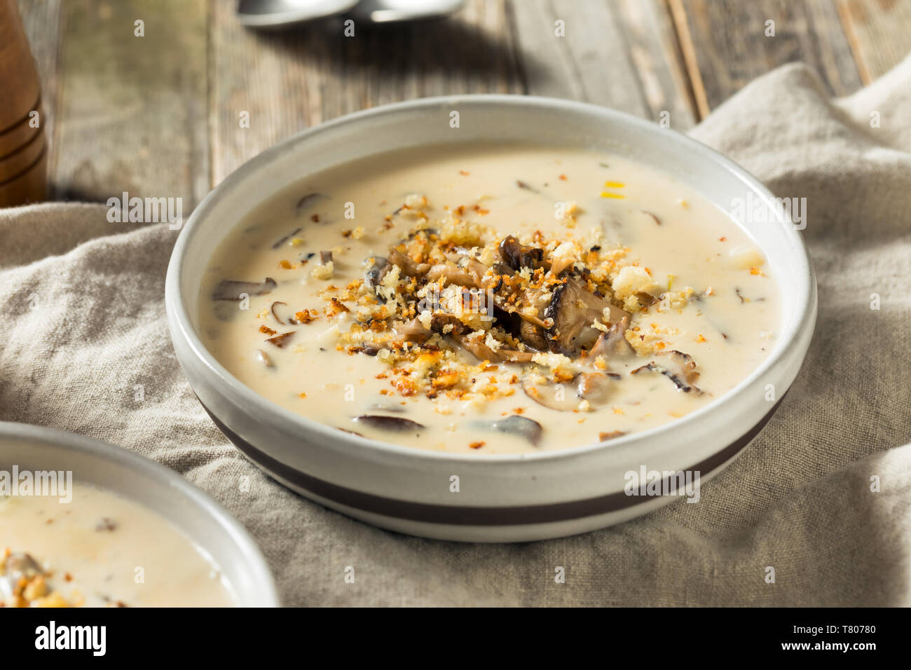 Crème de Champignons fait maison avec des miettes de pain Banque D'Images
