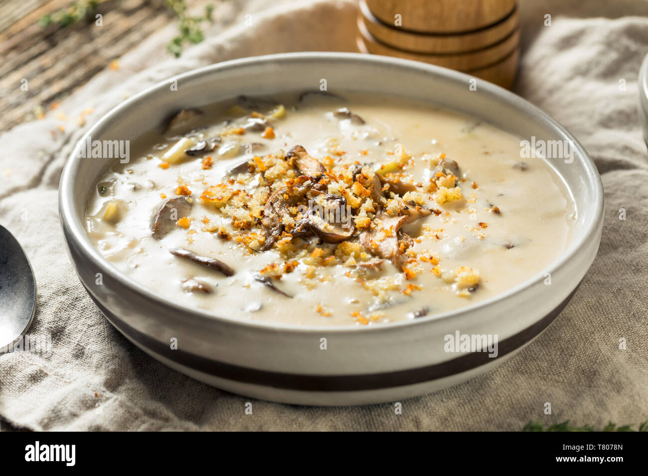 Crème de Champignons fait maison avec des miettes de pain Banque D'Images