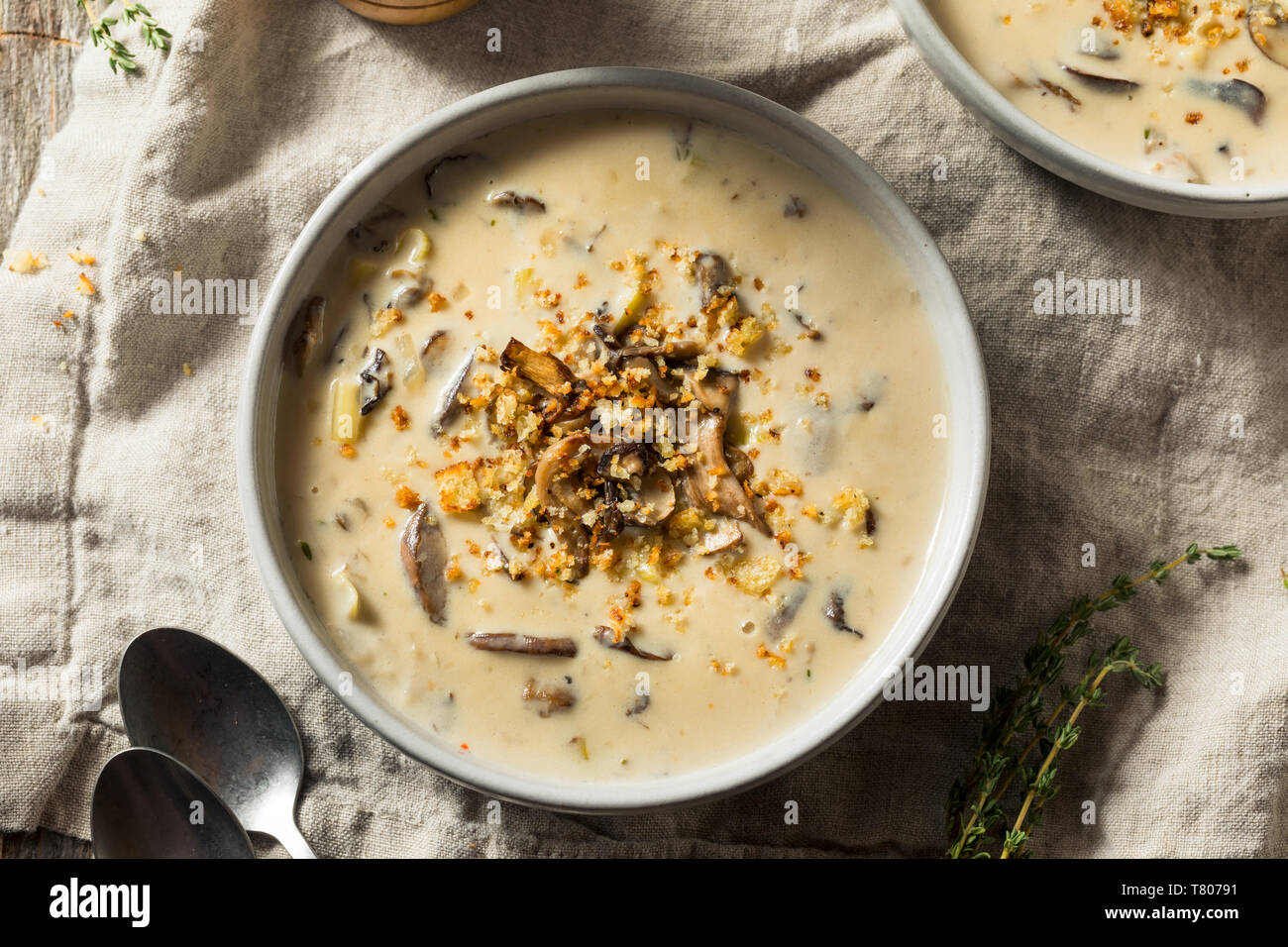 Crème de Champignons fait maison avec des miettes de pain Banque D'Images