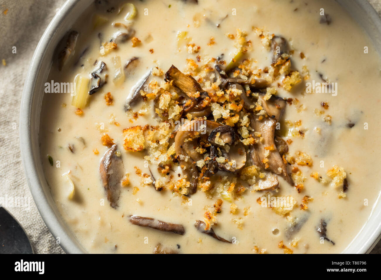 Crème de Champignons fait maison avec des miettes de pain Banque D'Images