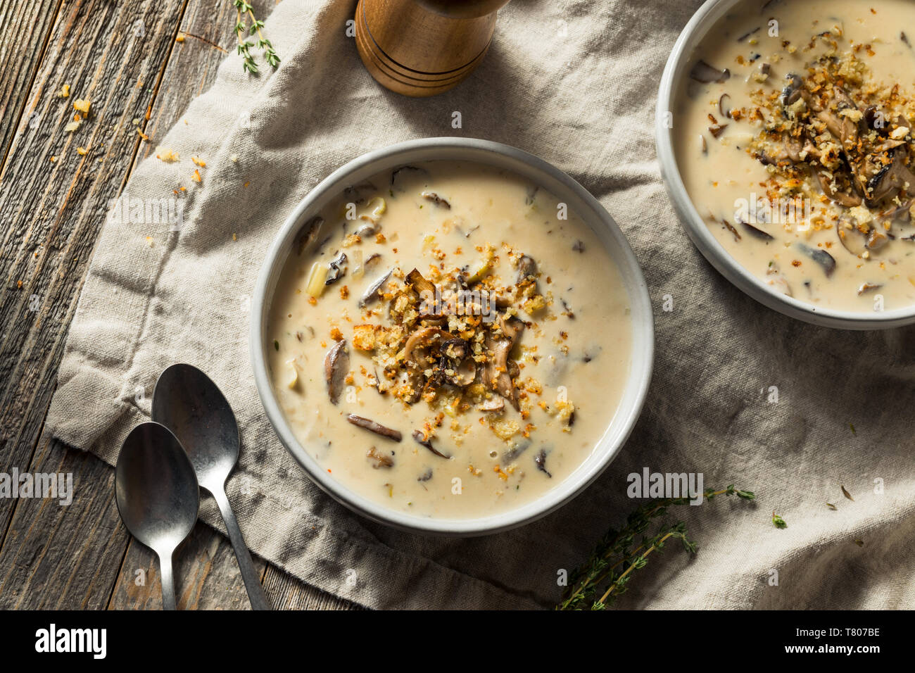 Crème de Champignons fait maison avec des miettes de pain Banque D'Images