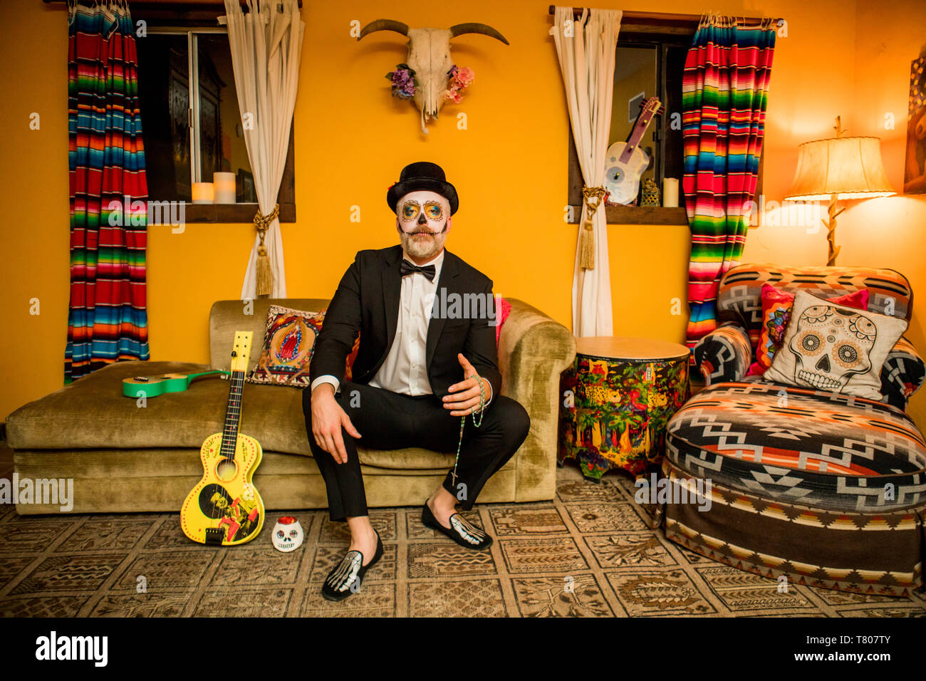 L'homme à Dia de los Muertos le maquillage et costume, fête le Jour des morts dans le désert, en Californie, États-Unis d'Amérique, Amérique du Nord Banque D'Images
