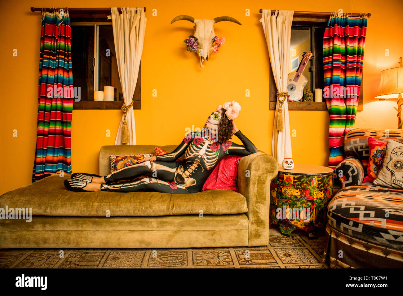 Femme de Dia de los Muertos le maquillage et costume, fête le Jour des morts dans le désert, en Californie, États-Unis d'Amérique, Amérique du Nord Banque D'Images