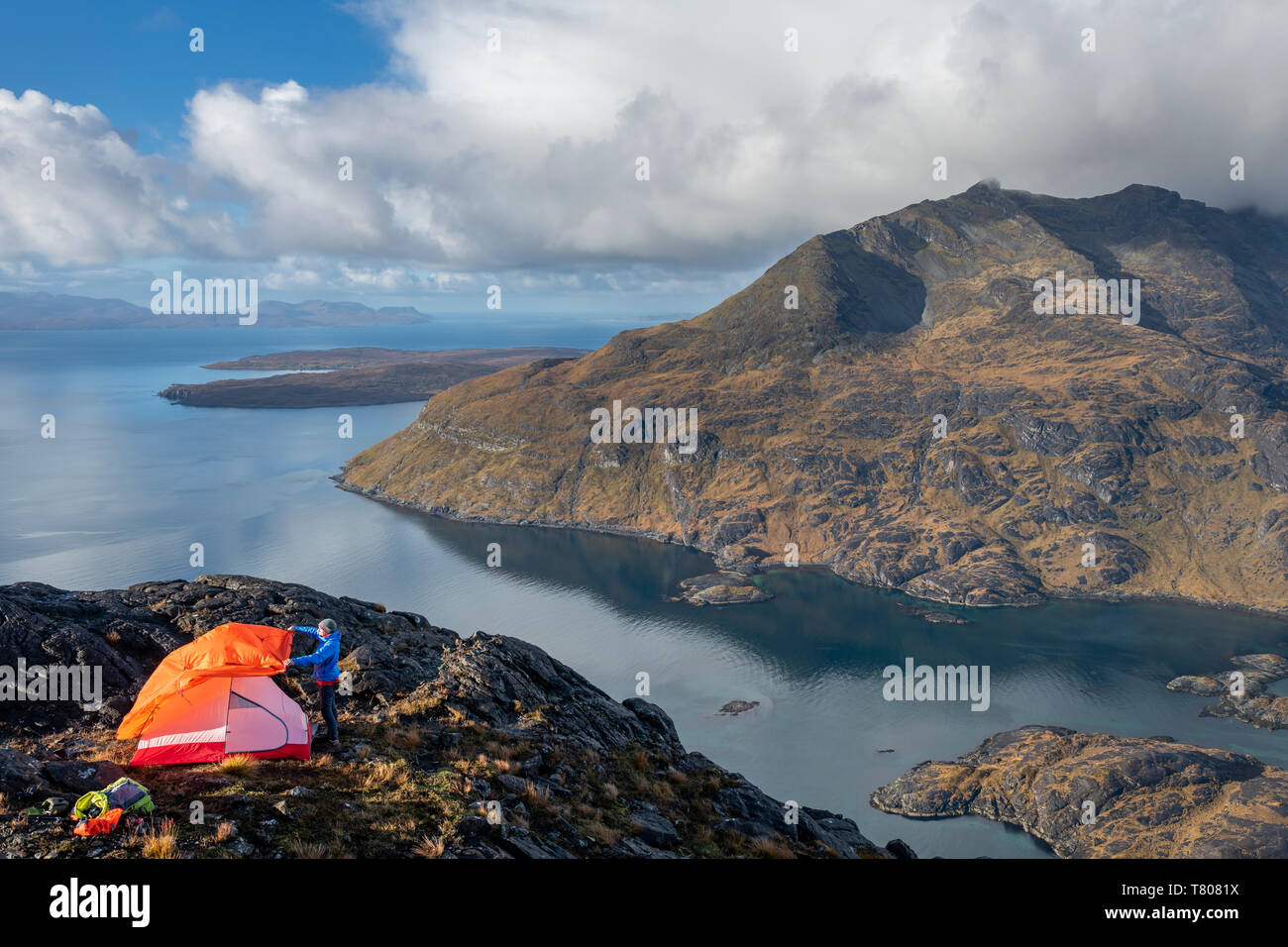 Camping sauvage sur le haut de Sgurr na ires à vers Loch Coruisk et la principale crête Cuillin, île de Skye, Hébrides intérieures, Ecosse, Royaume-Uni Banque D'Images
