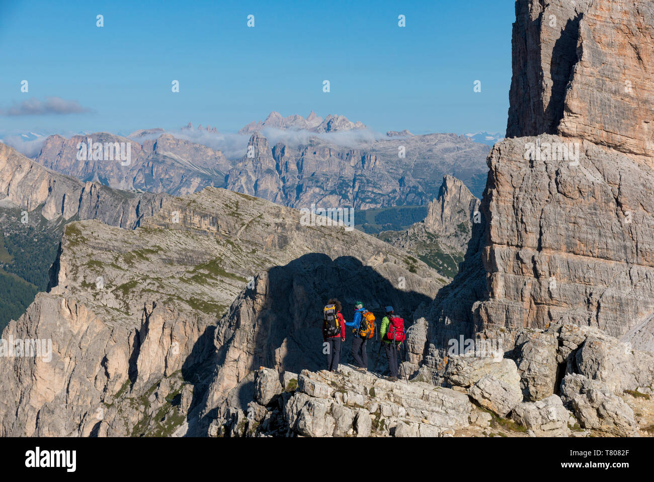 La randonnée en terrain montagneux typique des Dolomites chaîne des Alpes sur l'Alta Via 1 itinéraire de randonnée près de Rifugio Nuvolau, Padova, Veneto, Italie Banque D'Images