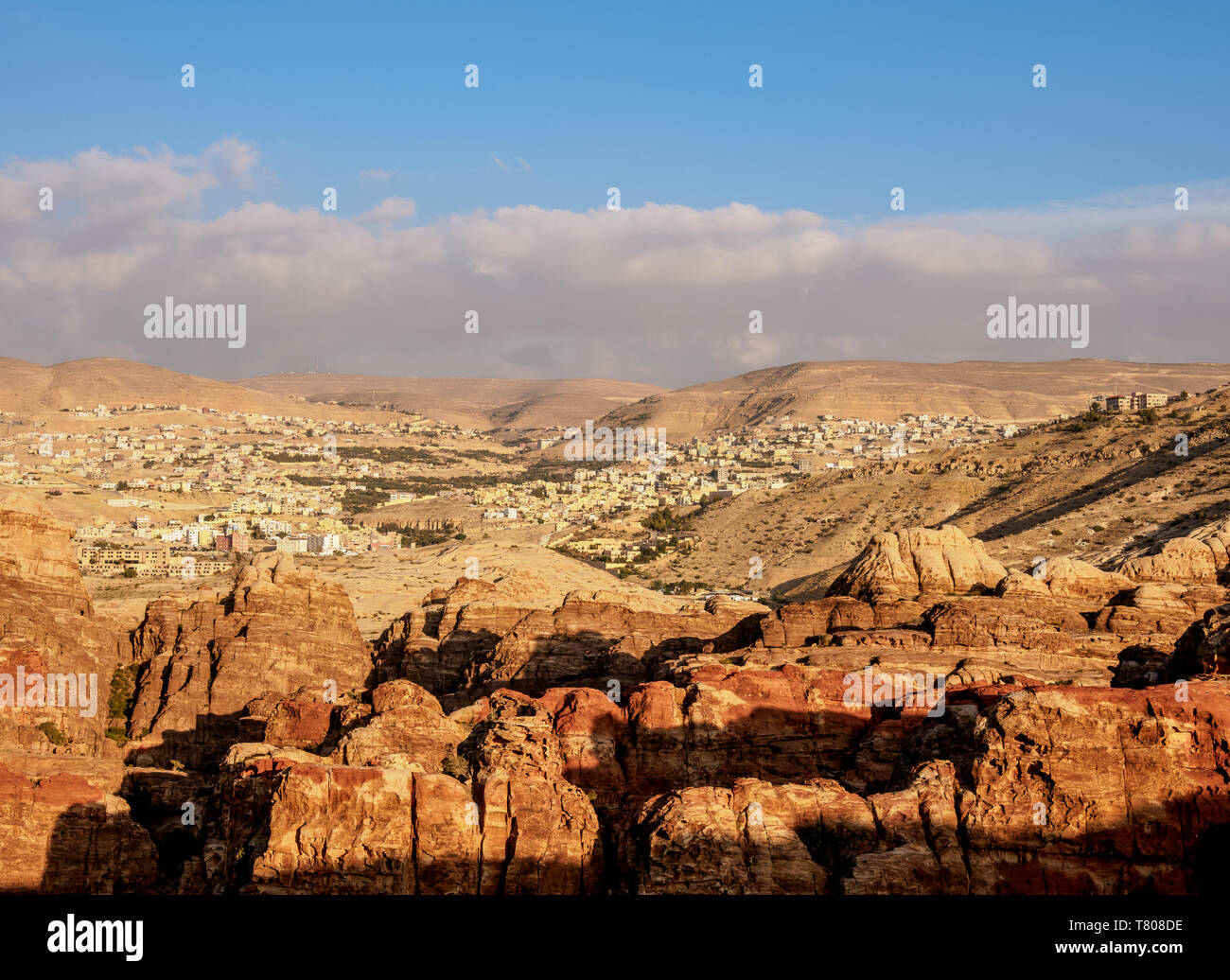 Vue sur Petra vers Wadi Musa, le Gouvernorat de Ma'an, Jordanie, Moyen-Orient Banque D'Images