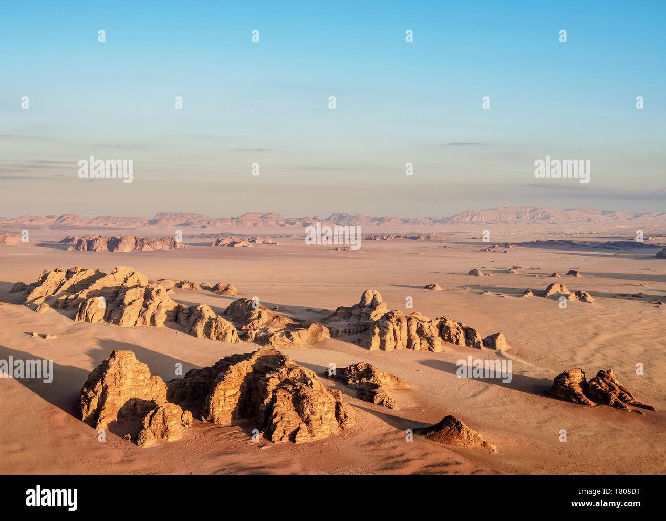 Paysage de Wadi Rum au lever du soleil, vue aérienne d'un ballon, le gouvernorat d'Aqaba, Jordanie, Moyen-Orient Banque D'Images