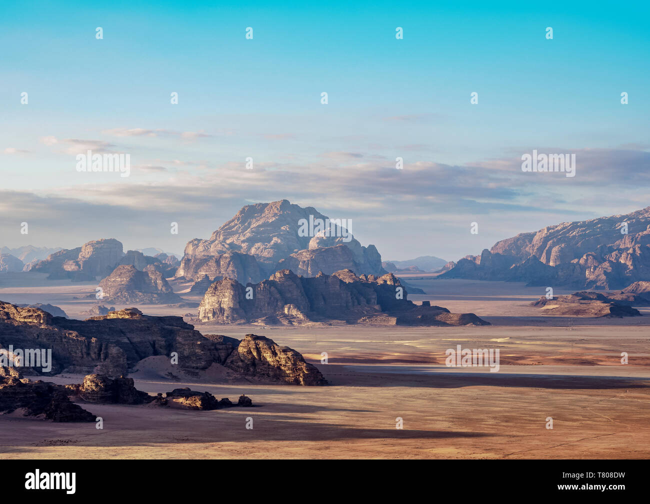 Paysage de Wadi Rum, vue aérienne d'un ballon, le gouvernorat d'Aqaba, Jordanie, Moyen-Orient Banque D'Images