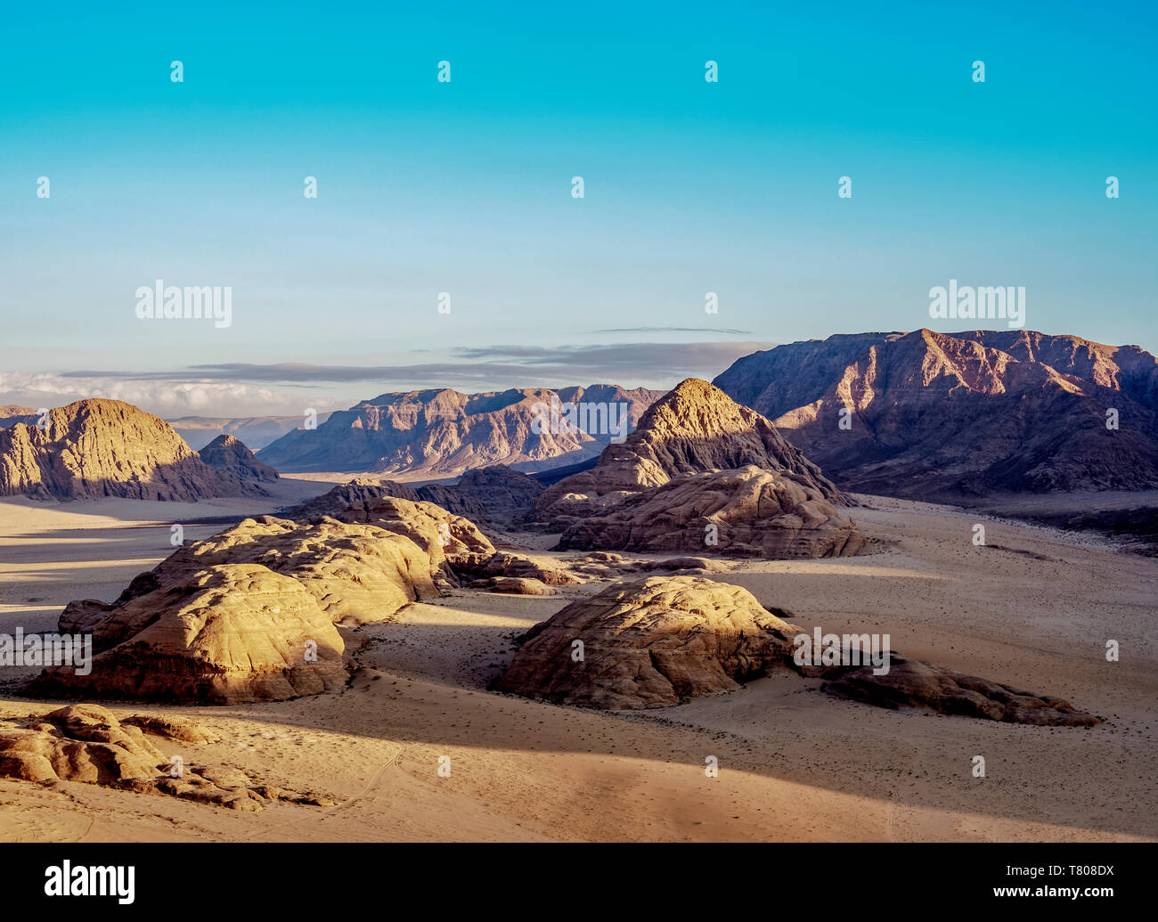 Paysage de Wadi Rum, vue aérienne d'un ballon, le gouvernorat d'Aqaba, Jordanie, Moyen-Orient Banque D'Images
