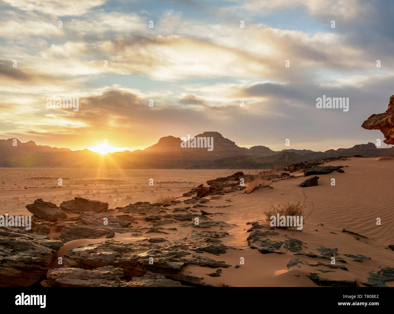 Wadi Rum au coucher du soleil, le gouvernorat d'Aqaba, Jordanie, Moyen-Orient Banque D'Images