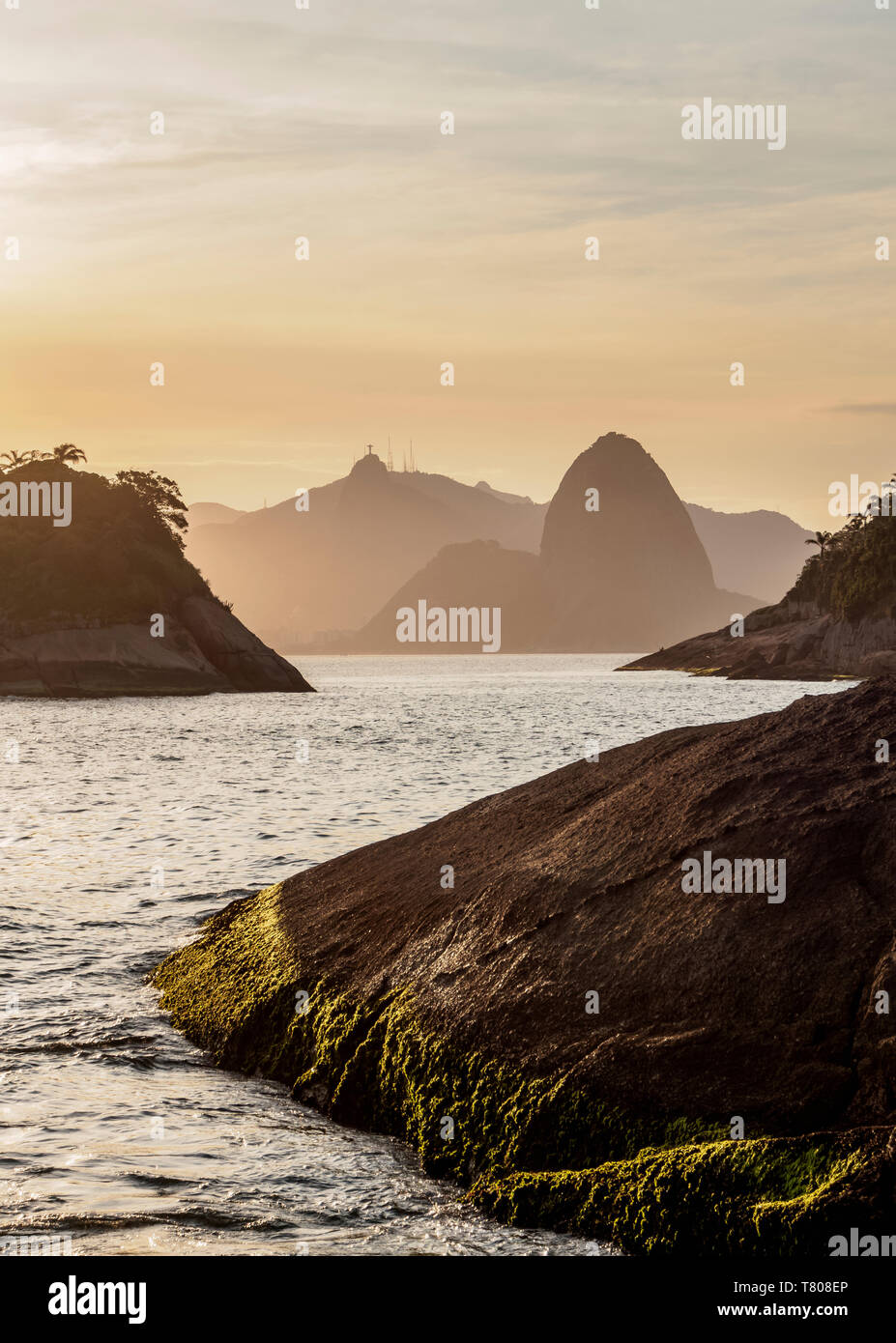Vue sur les roches de Piratininga vers Rio de Janeiro, coucher de soleil, Niteroi, Etat de Rio de Janeiro, Brésil, Amérique du Sud Banque D'Images