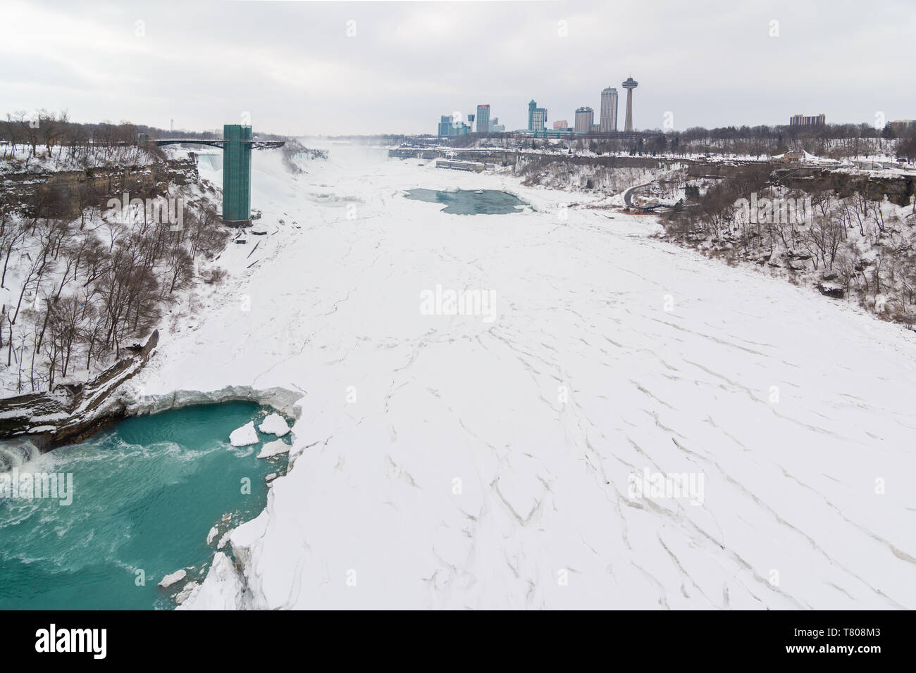 Frozen Niagara Falls en mars, vue du pont entre le Canada et les États-Unis d'Amérique. L'Ontario, Canada, Amérique du Nord Banque D'Images