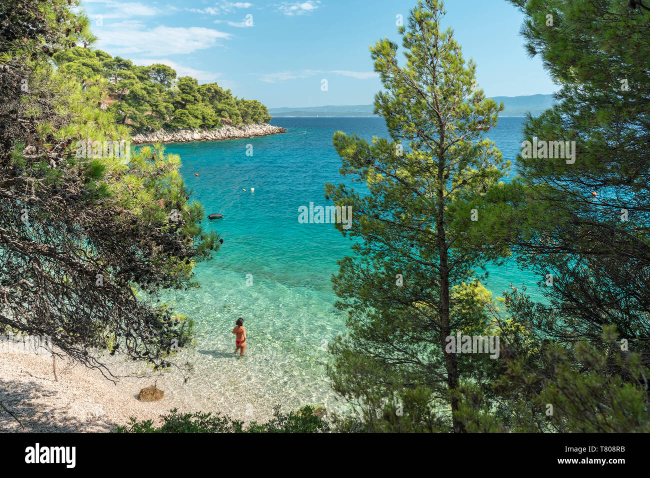 Femme baignant dans la mer à Draceva beach, Murvica, Bol, Brac island, comté de Split-Dalmatie, Italy, Europe Banque D'Images