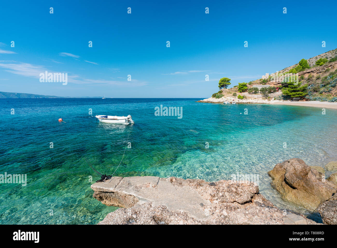 Bateau et la plage en été, Murvica, Bol, Brac island, comté de Split-Dalmatie, Italy, Europe Banque D'Images
