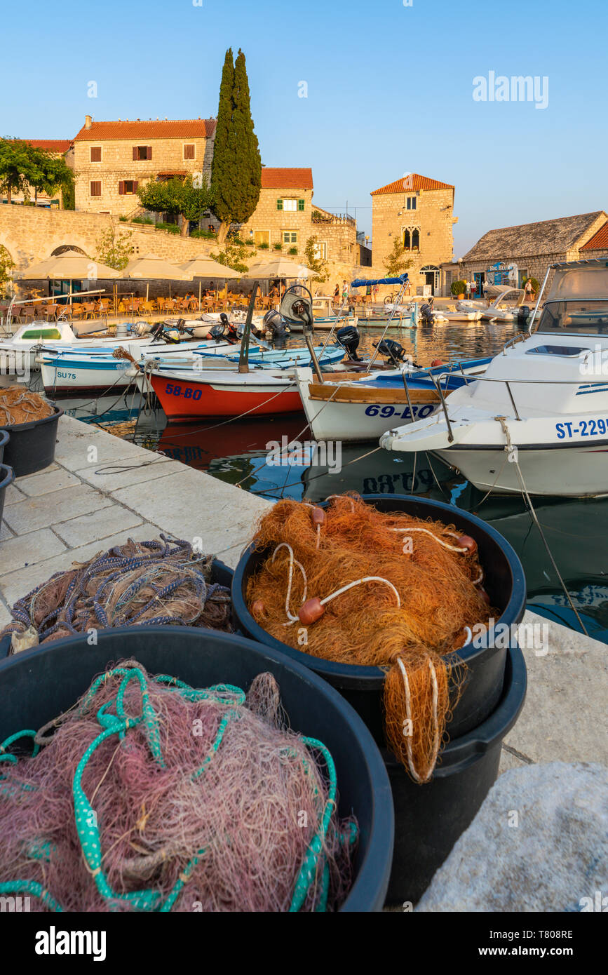 Bateaux et filets de pêche à la jetée de la ville au coucher du soleil, Bol,  Brac island, comté de Split-Dalmatie, Italy, Europe Photo Stock - Alamy