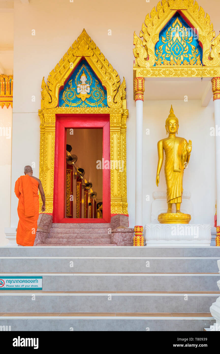 Un moine du temple (Wat Mongkol Nimit) dans la vieille ville de Phuket, Phuket, Thaïlande, Asie du Sud, Asie Banque D'Images
