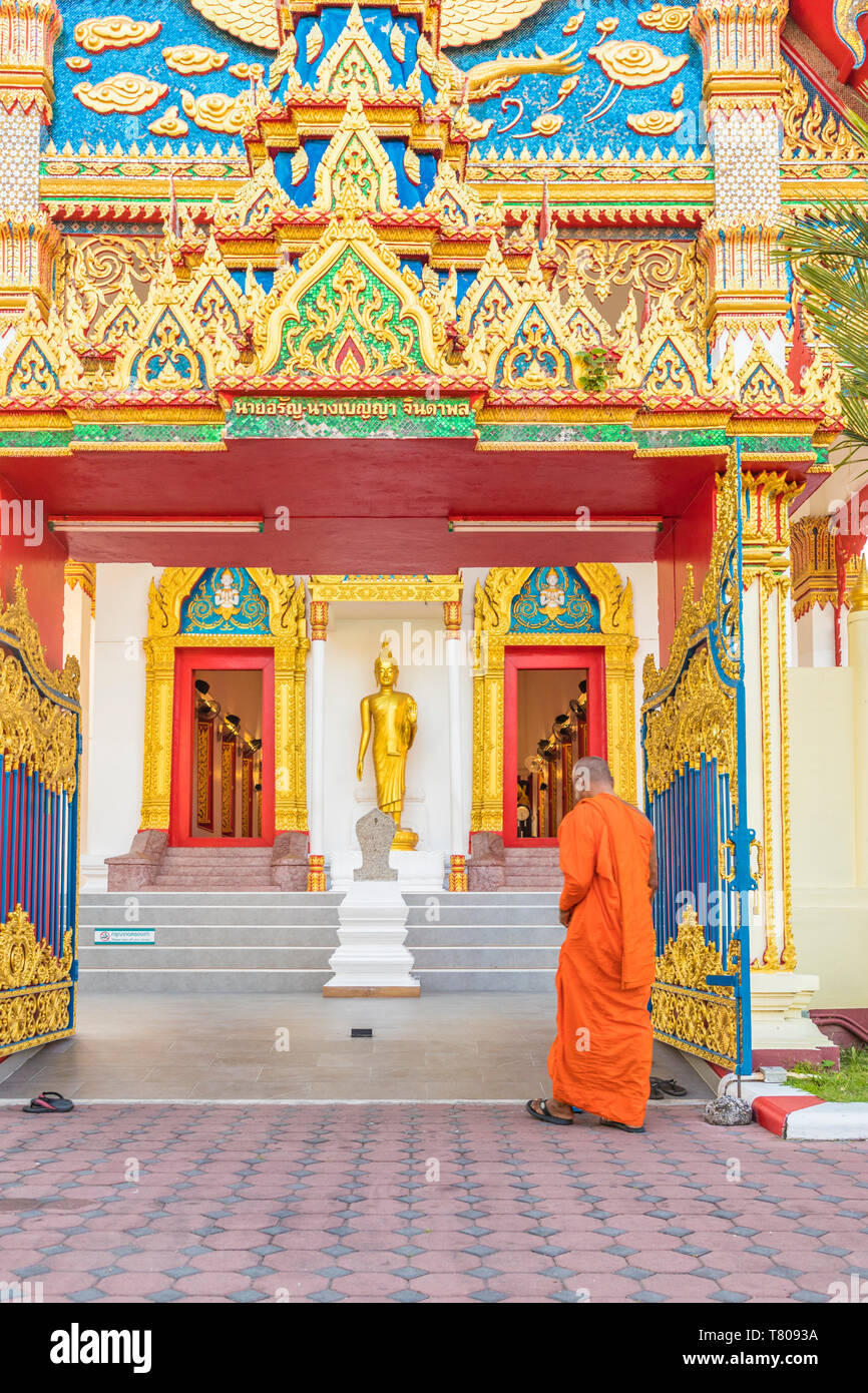 Un moine du temple (Wat Mongkol Nimit) dans la vieille ville de Phuket, Phuket, Thaïlande, Asie du Sud, Asie Banque D'Images