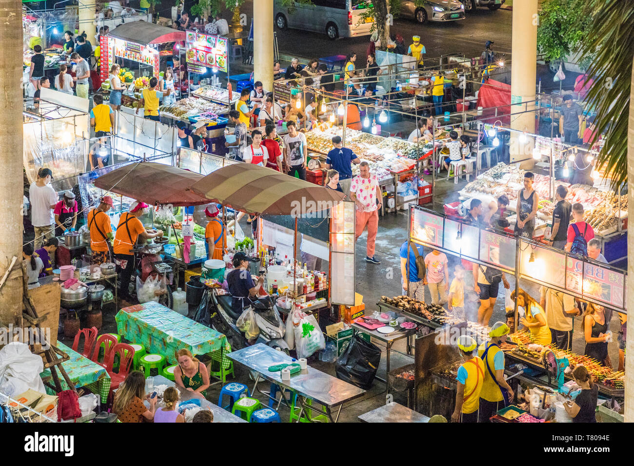 Une vue aérienne du marché Banzaan nuit à Patong, Phuket, Thaïlande, Asie du Sud, Asie Banque D'Images