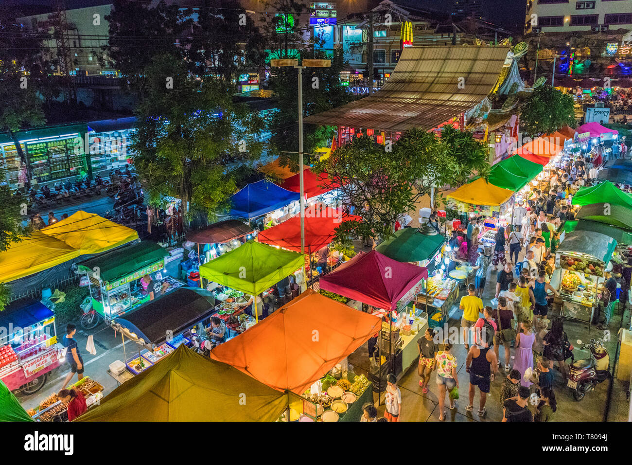 Une vue aérienne du marché Banzaan nuit à Patong, Phuket, Thaïlande, Asie du Sud, Asie Banque D'Images