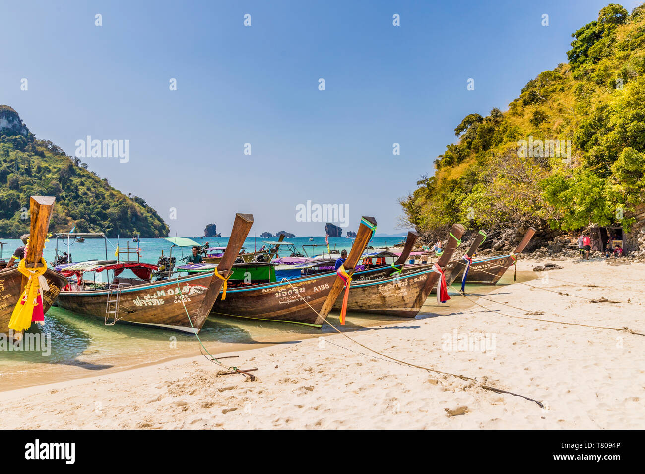 Long Tail boats sur l'île de Koh Tup dans Ao Nang, Krabi, Thaïlande, Asie du Sud, Asie Banque D'Images