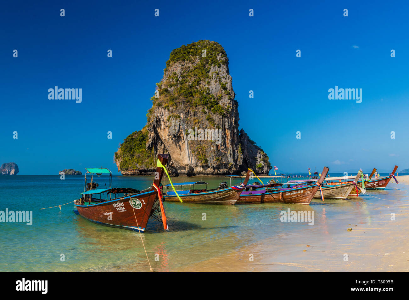 Long Tail boats sur Grotte de Phra Nang Beach sur Railay dans Ao Nang, province de Krabi, Thaïlande, Asie du Sud, Asie Banque D'Images