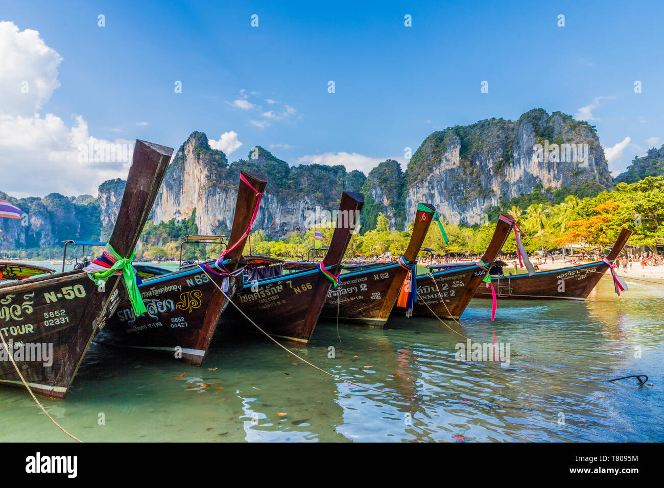 Longue queue bateaux et paysages karstiques sur Railay beach de Railay, Ao Nang, province de Krabi, Thaïlande, Asie du Sud, Asie Banque D'Images