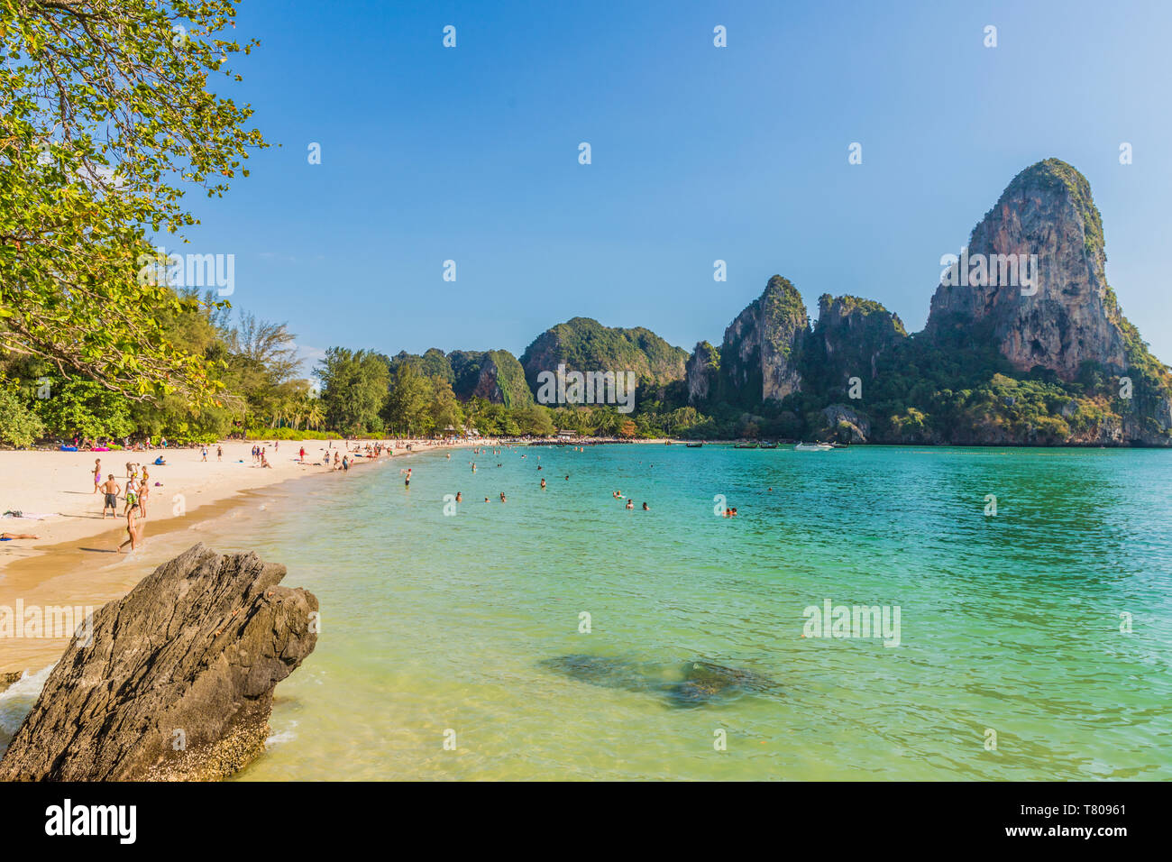 Railay beach et paysages karstiques en Railay, Ao Nang, province de Krabi, Thaïlande, Asie du Sud, Asie Banque D'Images
