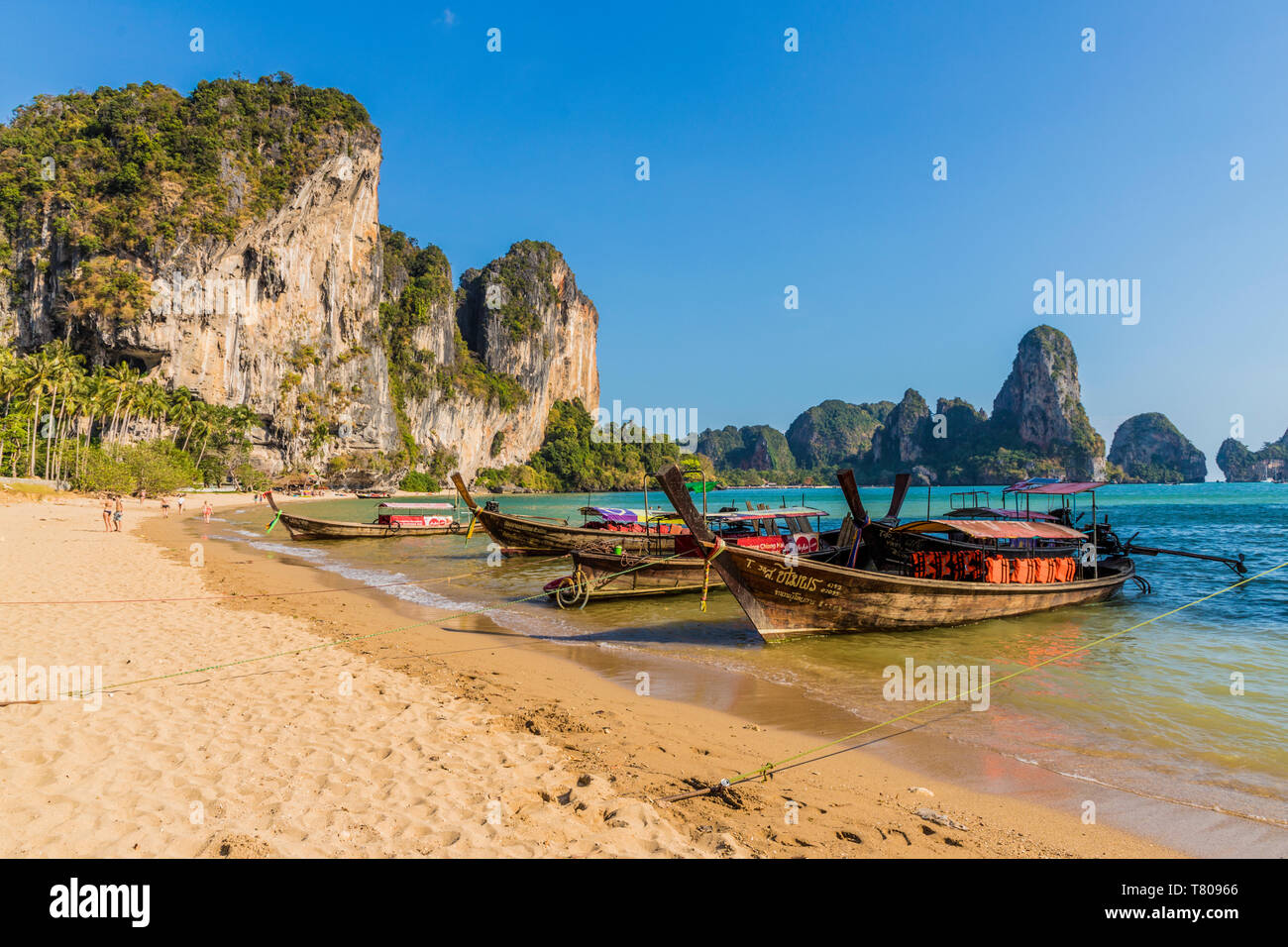 Long Tail boats sur Tonsai beach et paysage karstique de Railay, Ao Nang, province de Krabi, Thaïlande, Asie du Sud, Asie Banque D'Images