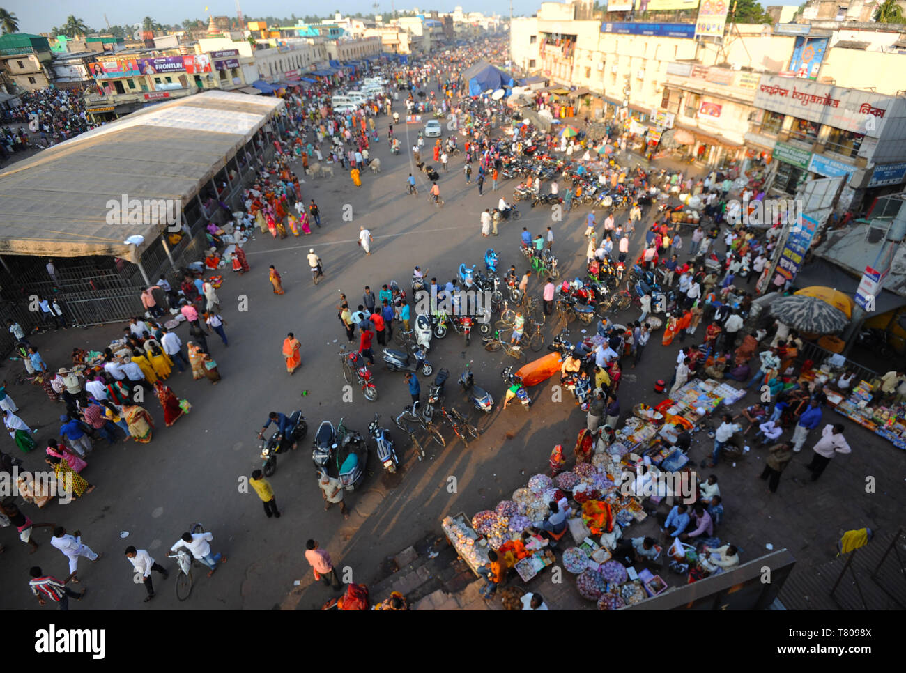 Le centre-ville de Puri montrant la rue principale et près de marché le Jagannath Temple de seigneur Vishnu, Puri, Odisha, Inde, Asie Banque D'Images