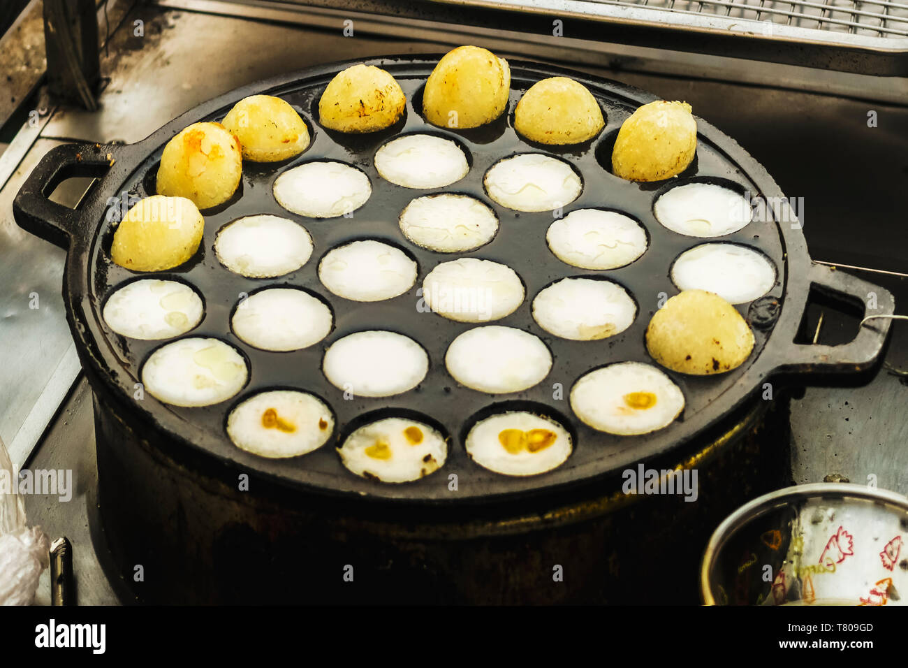 Boules de riz gluant dans la cuisine du Vieux Marché Psar Chas dans le centre de cette importante ville touristique du nord-ouest, Siem Reap, Cambodge, Indochine, Asie Banque D'Images