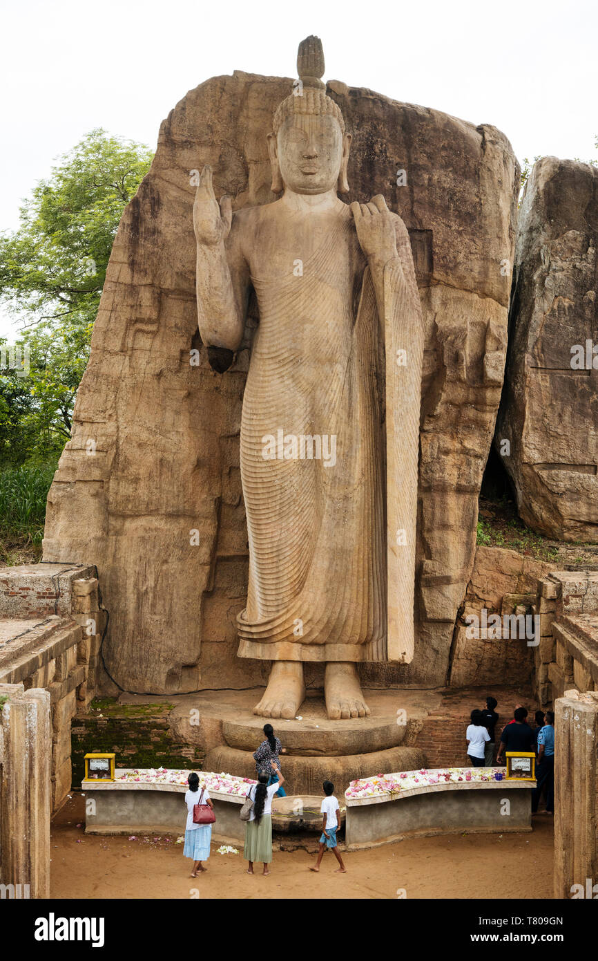 Statue de Bouddha, Avukana Wayamba Palata, Sri Lanka, Asie Banque D'Images