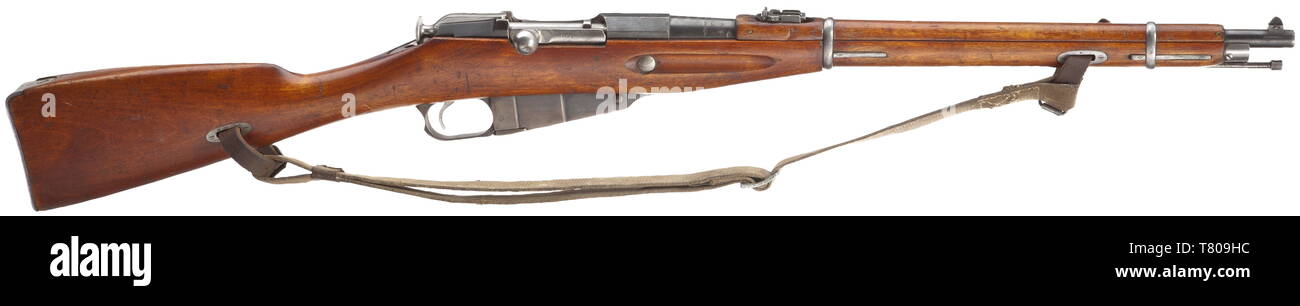 Une carabine Mosin-Nagant M 1907, 2e modèle, le calibre 7,62 x 54R, no. 869. Les numéros correspondants. Alésage lumineux, longueur 51 cm. Cinq coups de feu. Broche de recul. Sites touristiques : ouvrez guidon à pans de l'étape de la vue, à l'échelle 400 - 2000 arschin. Fabriqués en Ishevsk en 1909. Sur le fût imprimé en écriture cyrillique racine 'Ishevsk Manufacture d'armes" du tsar, aigle sur la tête du récepteur. Fini original, plus ainsi repéré de façon minimale sur le plateau du magasin. Lock poli blanc. Garde la main jusqu'à la vue. Stock de bouleau avec quelques marques d'usure, complet avec sangle web et tige de nettoyage. Additional-Rights Clearance-Info-rare,-Not-Available Banque D'Images