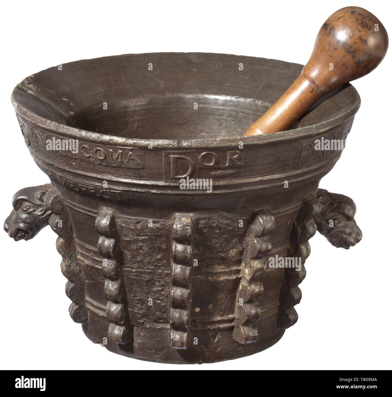 Un grand mortier de l'apothicaire, Italien ou Français, 1706 L'âge de bronze avec belle patine. Mortiers lourds de la coupe d'Europe du Sud. Le corps décoré de côtes en continu, deux anses en forme de têtes d'animaux en trois dimensions. Lèvre évasée OU 'Dinscrits. PAV. PADRELI APOTHECARI  + 1706' et 'IAV. MA. COMA ME FECIT" en relief. Plusieurs fissures restauré à partir de la date d'utilisation. Associé avec un pilon de bois fruits tourné. Hauteur 26 cm. Diamètre 36 cm, poids env. 50 kg., historique, historique de l'artisanat, l'artisanat, craft, objet, objets, alambics,-Clearance-Info Additional-Rights clippin,-Not-Available Banque D'Images
