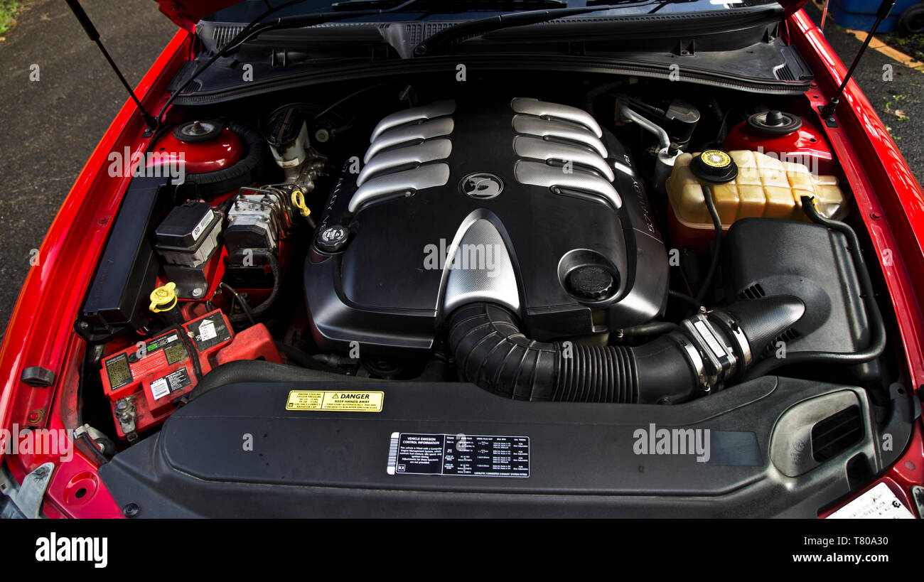 Sous le capot ou le capot d'une voiture sport rouge l 2003 Holden Monaro. Argent et noir à la recherche qui montre de moteur complet. Édition spéciale coupé. Banque D'Images