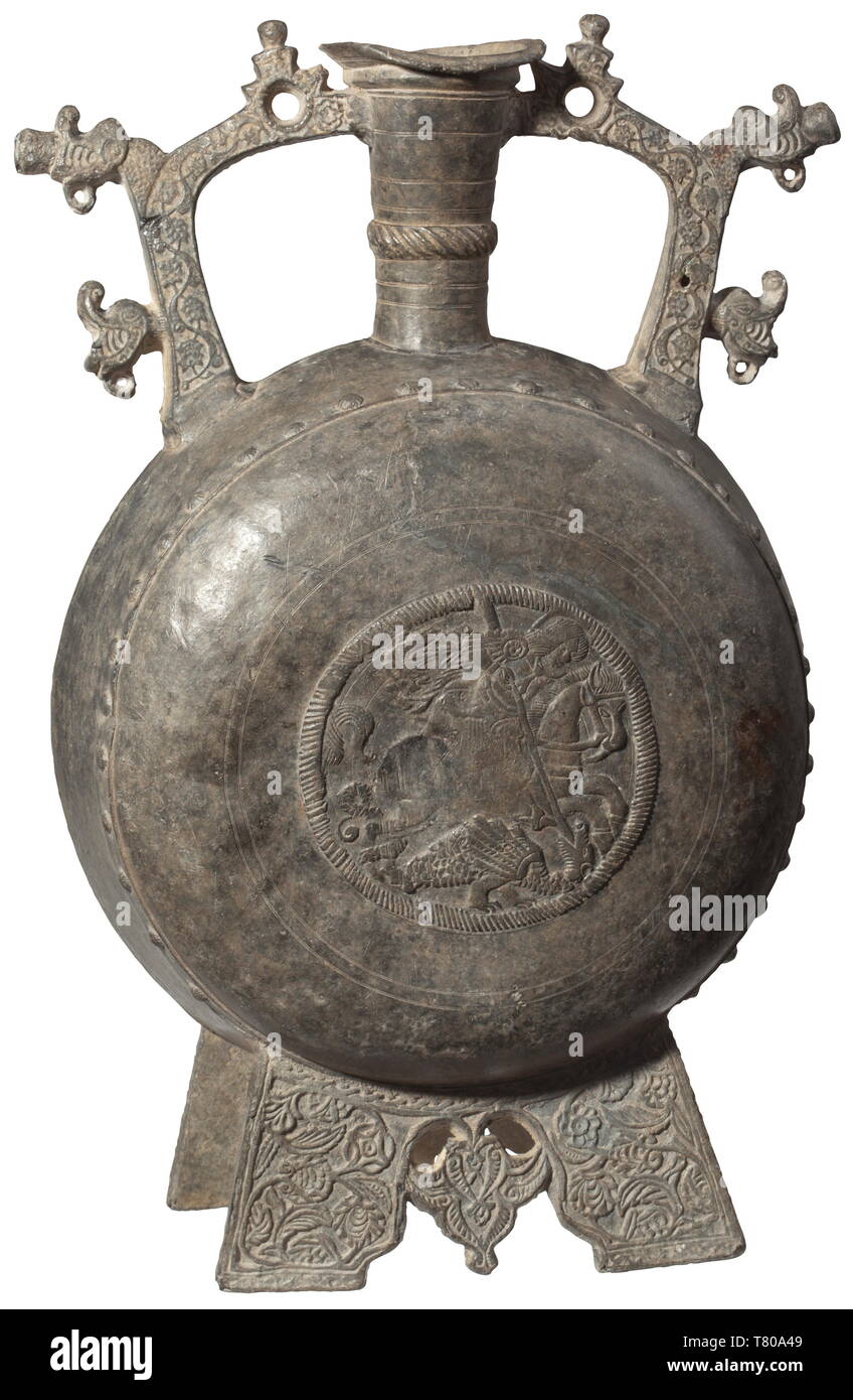 Un magnifique ballon des Balkans, vers 1500. Une bouteille richement décorée en relief, de l'alliage d'étain plomb grisâtre avec l'âge de patine. Corps circulaire faite de trois pièces rivetées, décoré des deux côtés avec la figure de saint George en relief. Les pieds embellis avec scrolling fleurs et feuillage. Cou svelte avec lèvre évasée, une poignée de chaque côté ornés de feuillage en relief et de défilement de têtes de dragon stylisées. Hauteur 38 cm. Type de bouteille rare sans doute utilisées pour des fins sacrées. Il propose non seulement le motif typique de Christian de Saint George, mais Additional-Rights Clearance-Info, als--Not-Available Banque D'Images