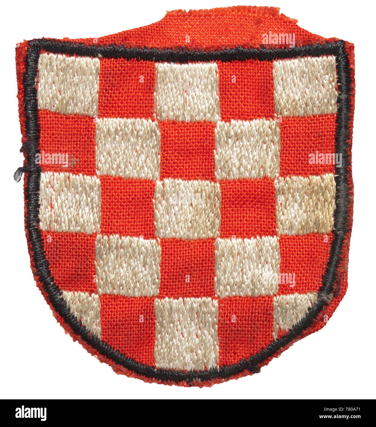 Un manchon de protection destiné à volontaires croates dans la 13e Division de Montagne de la Waffen SS Handschar' (Croate no 1) ou la 23e Division de Montagne de la Waffen SS 'Kama' (Estonian no. 2). Brodés à la machine en question chiffon de coton rouge historique., historiques, 20e siècle, années 1930, années 1940, Secret Service, service de sécurité, les services secrets, les services de sécurité, police, armée, forces armées, NS, le National-socialisme, le Nazisme, Troisième Reich, l'Empire allemand, l'Allemagne, l'ustensile, pièce de l'équipement, les ustensiles, objet, objets, alambics, clipping, coupures, cut out, cut-out, cut-outs, fasci, Editorial-Use-seulement Banque D'Images