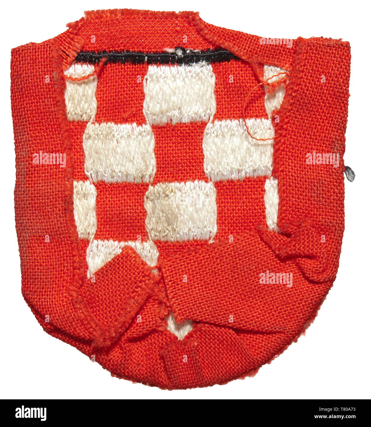 Un manchon de protection destiné à volontaires croates dans la 13e Division de Montagne de la Waffen SS Handschar' (Croate no 1) ou la 23e Division de Montagne de la Waffen SS 'Kama' (Estonian no. 2). Brodés à la machine en question chiffon de coton rouge historique., historiques, 20e siècle, années 1930, années 1940, Secret Service, service de sécurité, les services secrets, les services de sécurité, police, armée, forces armées, NS, le National-socialisme, le Nazisme, Troisième Reich, l'Empire allemand, l'Allemagne, l'ustensile, pièce de l'équipement, les ustensiles, objet, objets, alambics, clipping, coupures, cut out, cut-out, cut-outs, fasci, Editorial-Use-seulement Banque D'Images