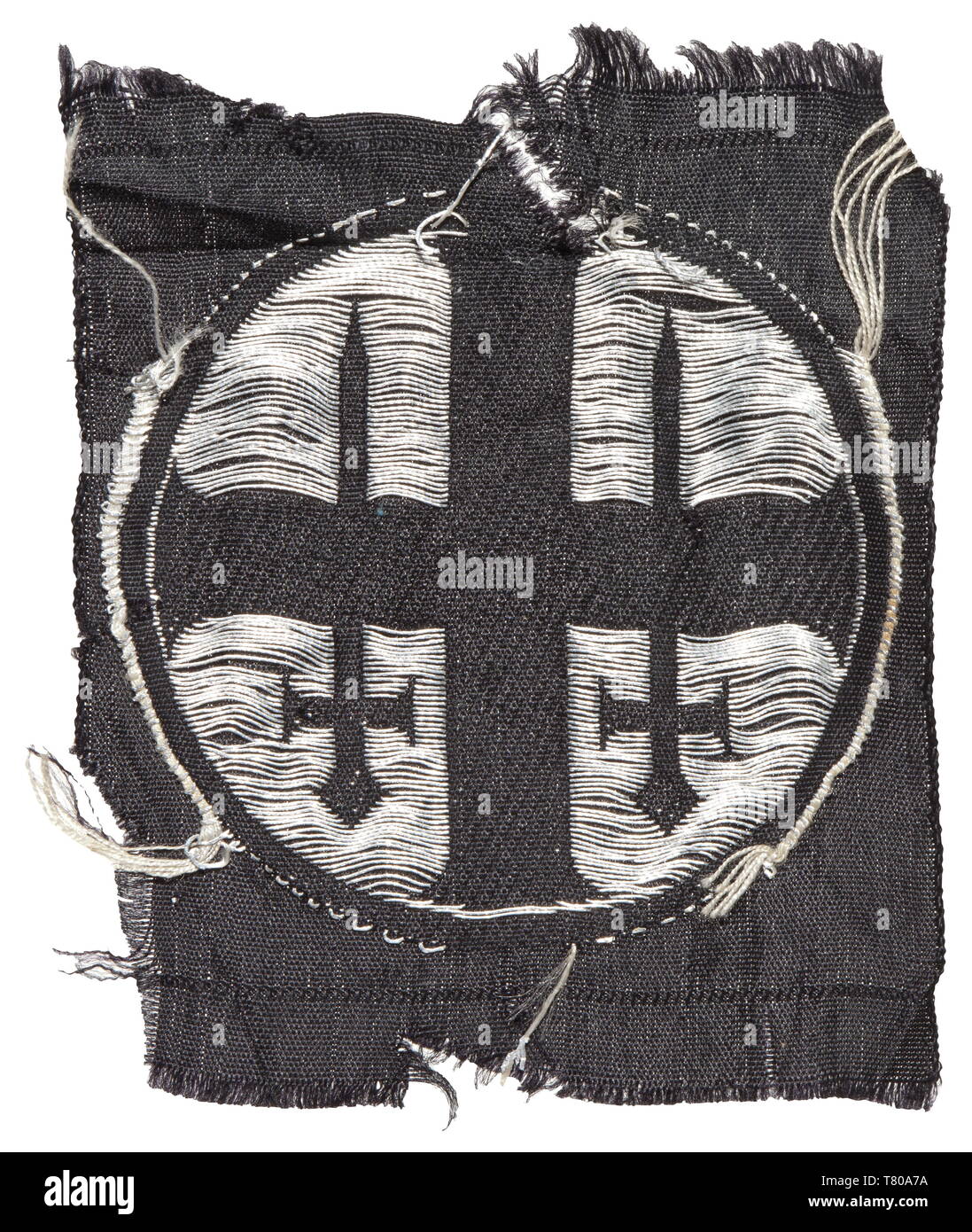 Un manchon d'un insigne pour les officiers de la Légion norvégienne, qui, auparavant, étaient membres de l'Rikshird (Nasjonal Samling (équivalent à l'Allemand SA). Silver-tissé Sonnenkreuz (soleil) avec des épées croisées appliqué sur un fond noir. Non émis, endommagé., historique, historique du 20e siècle, années 1930, années 1940, Secret Service, service de sécurité, les services secrets, les services de sécurité, police, armée, forces armées, NS, le National-socialisme, le Nazisme, Troisième Reich, l'Empire allemand, l'Allemagne, l'ustensile, pièce de l'équipement, les ustensiles, objet, objets, alambics, clipping, coupures, découper, couper, couper, Editorial-Use-ou-seulement Banque D'Images