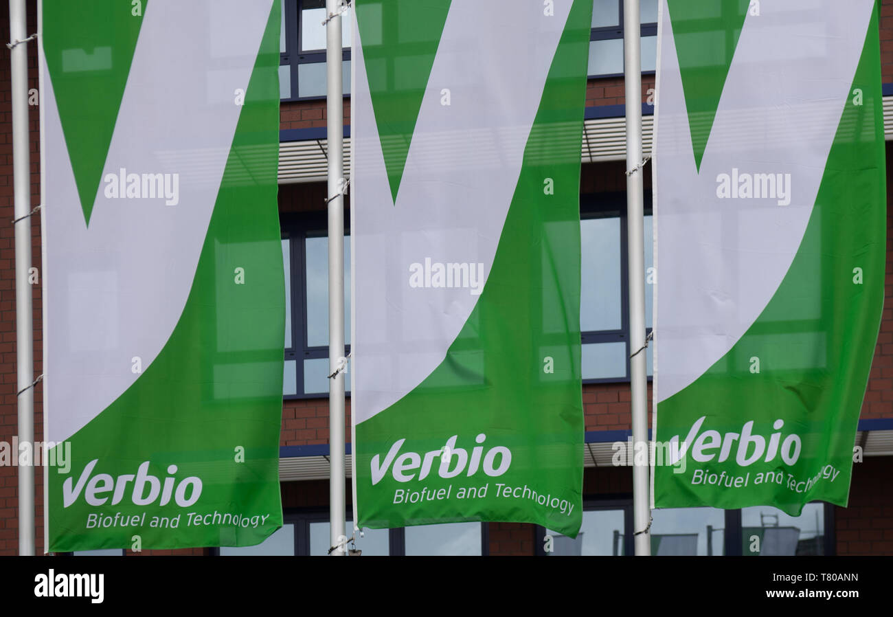09 mai 2019, le Brandebourg, Schwedt/Oder : Le logo de l'entreprise peut être vu sur l'un des drapeaux en face de Diesel Verbio Schwedt, prises au cours de la voyage de presse de l'Agence pour les énergies renouvelables. Photo : Monika Skolimowska/dpa-Zentralbild/ZB Banque D'Images