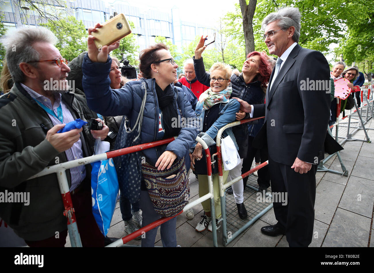 Munich, Allemagne. 09 mai, 2019. Joe Kaeser, directeur général de Siemens AG, a lui-même photographié avec les fans après la visite de l'héritier du trône britannique. Crédit : Michael Dalder/Reuters/Piscine/dpa/Alamy Live News Banque D'Images