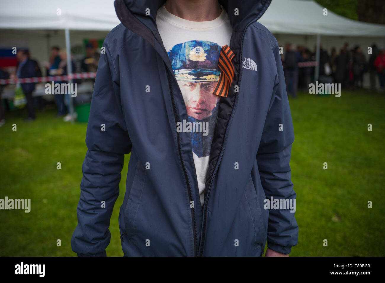 Londres, Royaume-Uni. 9 mai, 2019. Homme portant un t-shirt avec l'image de Vladimir Poutine, pour célébrer le Jour de la victoire à Londres : Crédit Subvention Vélaires/ZUMA/Alamy Fil Live News Banque D'Images