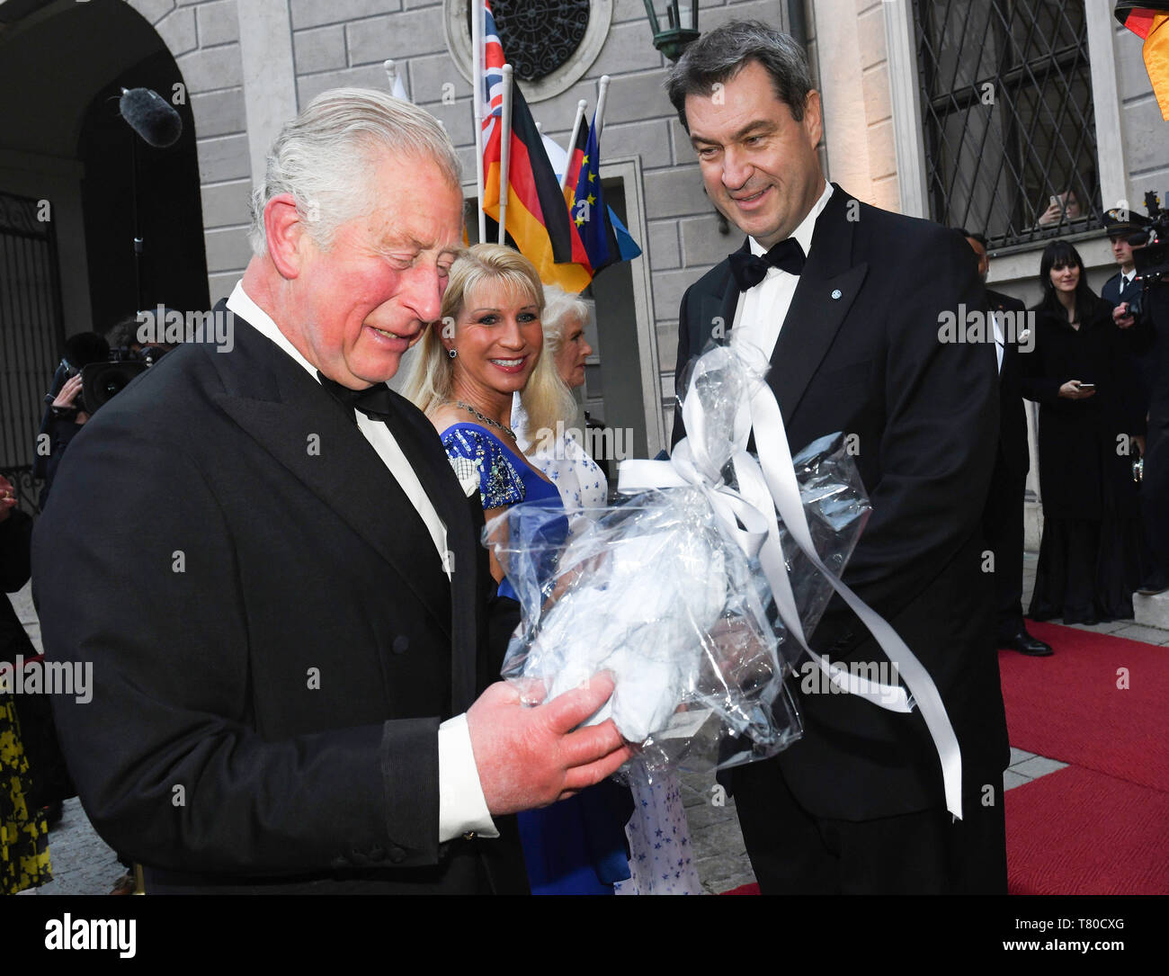 Munich, Allemagne. 09 mai, 2019. L'héritier du trône britannique, le Prince Charles (l) est donné un lapin bleu pour son petit-fils par un journaliste avant le début de l'état banquet dans la résidence historique. Le premier ministre bavarois Markus Söder (CSU) et sa femme Karin Baumüller-Söder ont raison sur la marque. Credit : Angelika Warmuth/dpa/Alamy Live News Banque D'Images