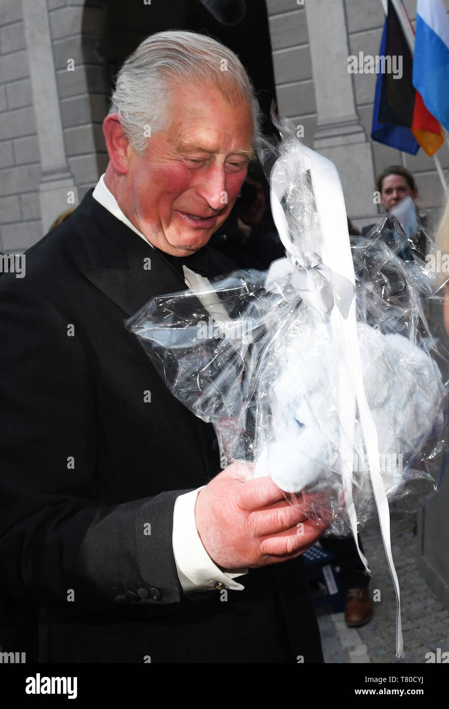 Munich, Allemagne. 09 mai, 2019. L'héritier du trône britannique, le Prince Charles est donné un lapin bleu par un journaliste pour son petit-fils avant le banquet d'état dans la résidence historique. Credit : Angelika Warmuth/dpa/Alamy Live News Banque D'Images