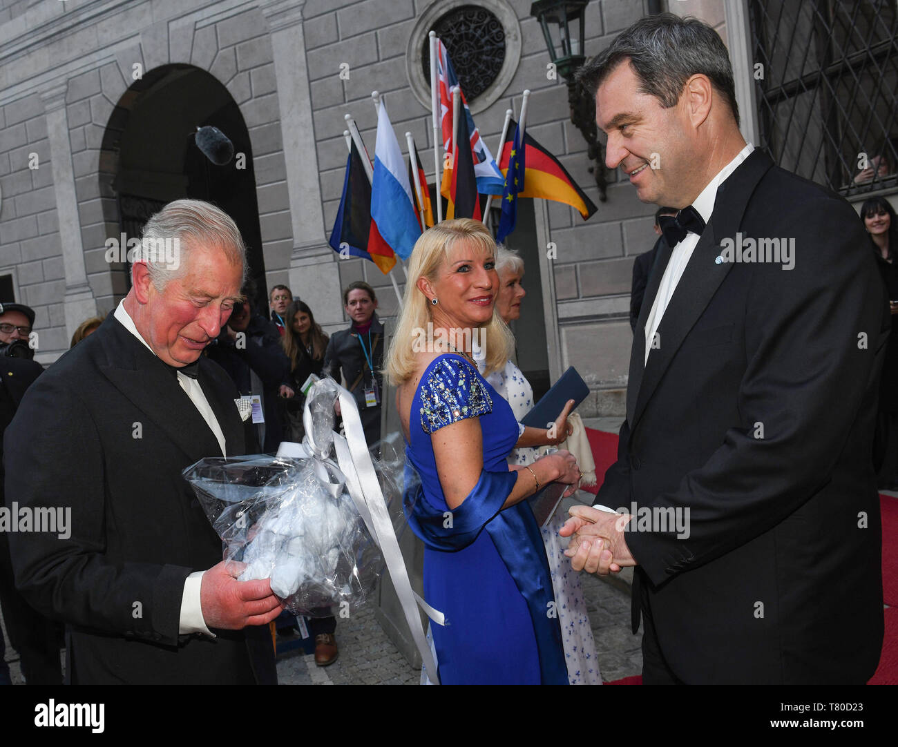 Munich, Allemagne. 09 mai, 2019. L'héritier du trône britannique, le Prince Charles (l) est donné un lapin bleu pour son petit-fils par un journaliste avant le début de l'état banquet dans la résidence historique. Le premier ministre bavarois Markus Söder (CSU) et sa femme Karin Baumüller-Söder ont raison sur la marque. Credit : Angelika Warmuth/dpa/Alamy Live News Banque D'Images