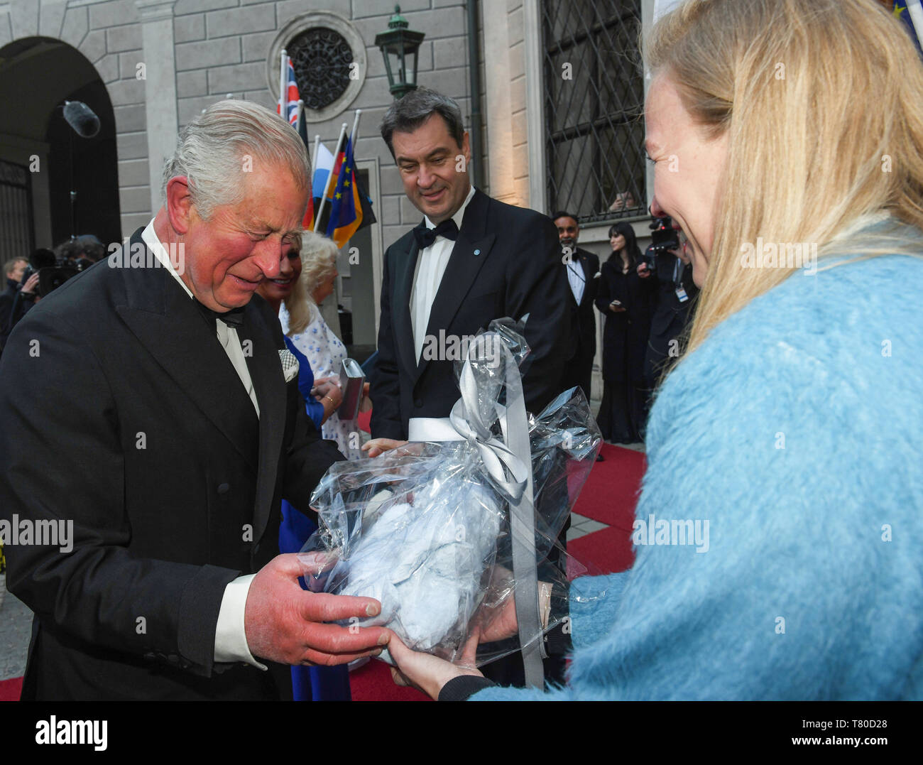 Munich, Allemagne. 09 mai, 2019. L'héritier du trône britannique, le Prince Charles (l) reçoit un lapin bleu pour son petit-fils d'un journaliste avant le début de l'état banquet dans la résidence historique. Le premier ministre bavarois Markus Söder (CSU) a raison sur cette note. Credit : Angelika Warmuth/dpa/Alamy Live News Banque D'Images