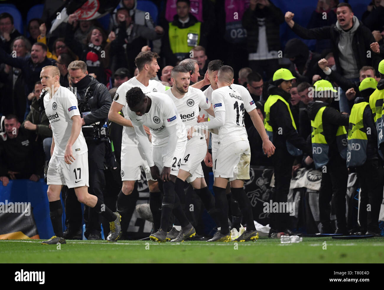 Londres, Royaume-Uni. 09 mai, 2019. Ligue Europa : Soccer knockout, série, demi-finale, match retour Chelsea FC - Eintracht Frankfurt au stade de Stamford Bridge. Luka Jovic (2e à partir de la droite masquée) de l'Eintracht se réjouit avec ses coéquipiers sur son objectif à 1:1. Credit : Arne Dedert/dpa/Alamy Live News Banque D'Images